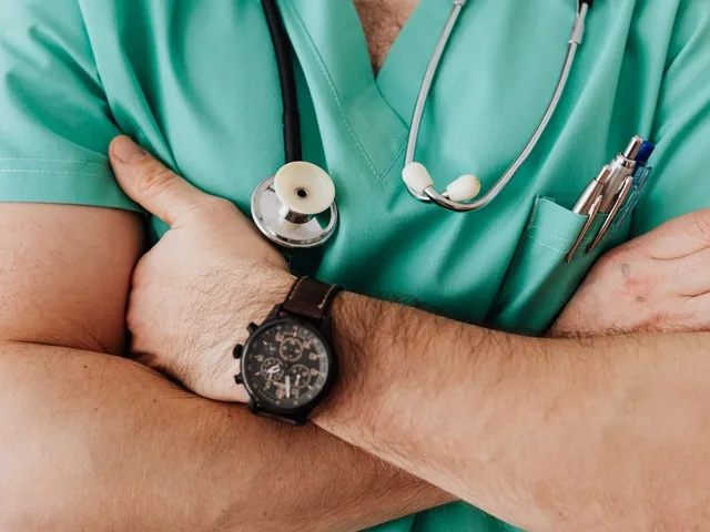 Gyermek intenzív szakápoló, felkészülten a műszakra, stethoscope-pal