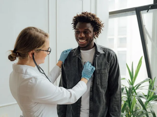 Orvos stethoscope-pal vizsgálja a beteget az osztályon